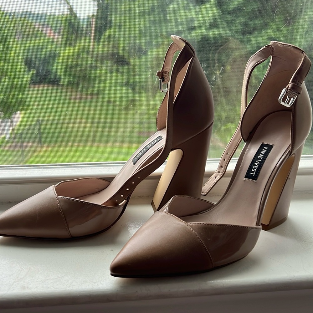 Nine West nude pumps